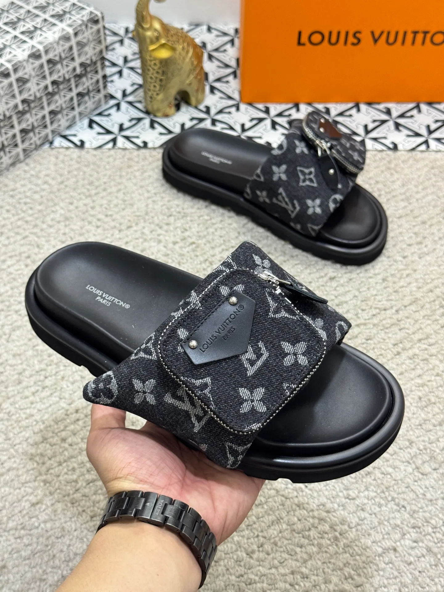 Men's shoes 💰400 [New style] 🦇🦇Top original order [Louis Vuitton] Couple style 👫Spring and summer style🎯🎯As an active family in the fashion industry ⭐ Lv is characterized by bold innovation ⚡Fabric down cloth🔥 Combined outsole, clean and tidy ⚡Fashionable and generous🌹Multiple colors available..Size: 36-44 (45 customized